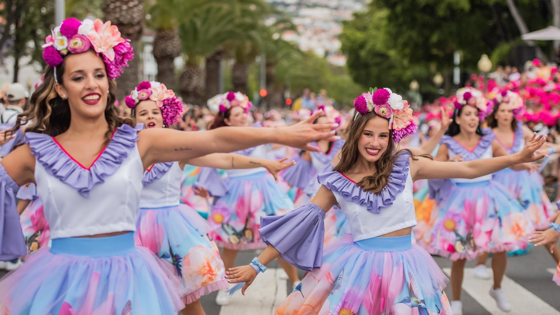 Grupos da Flor com trajes coloridos na Festa da Flor da Madeira