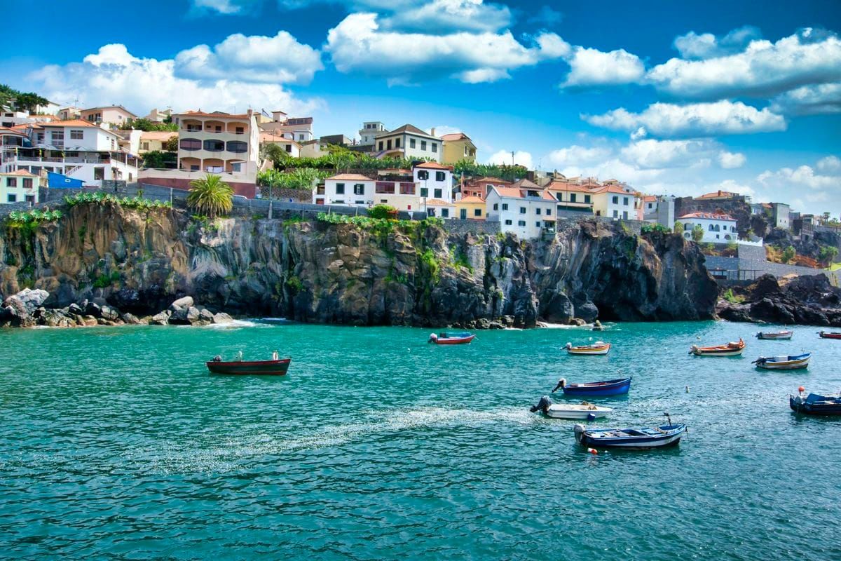 Câmara de Lobos, Madeira — vista da baía com barcos típicos, parceiros locais da StarMove Rent a Car